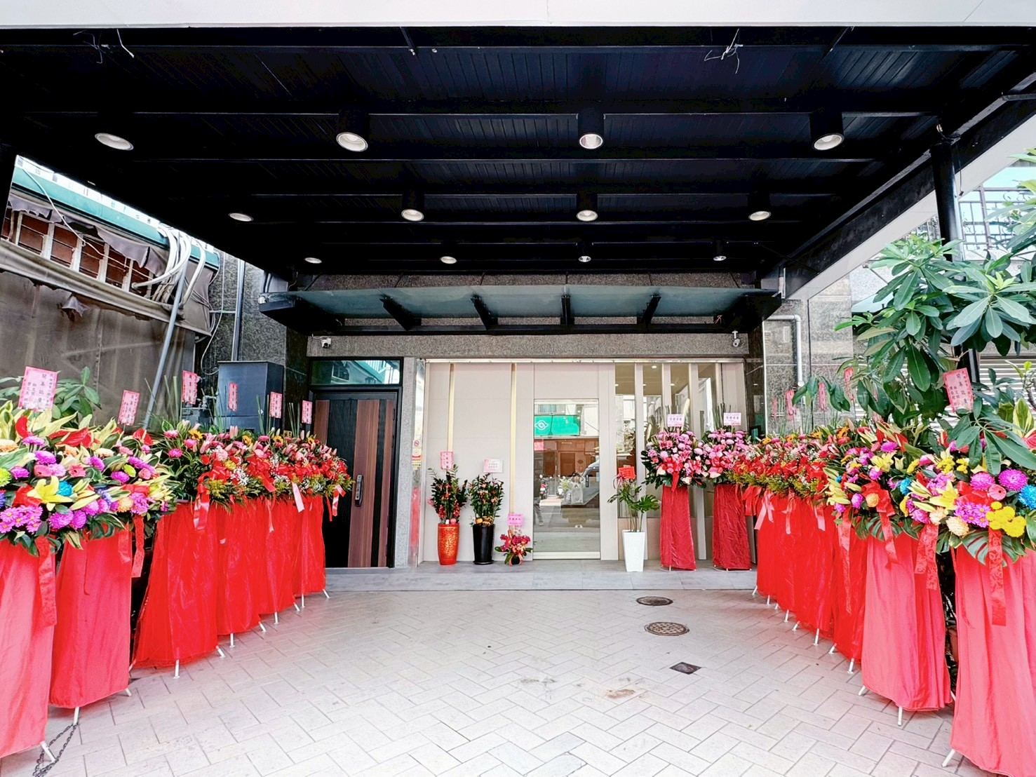 事務所門口專屬貴賓停車位，交通便利